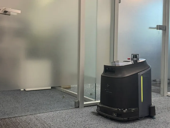 Gausium Phantas dans le bureau MANIFEST Marousi