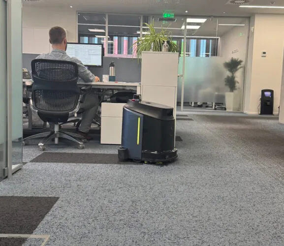 Autonome reinigingsrobot in Manifest kantoorgebouw
