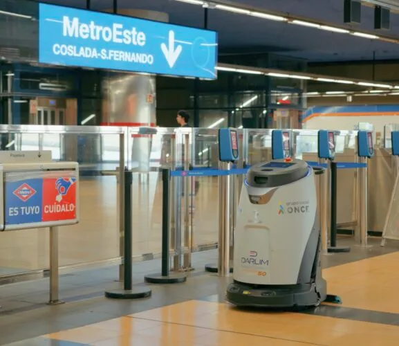 Gausium Scrubber 50 at the turnstiles of Metro de Madrid