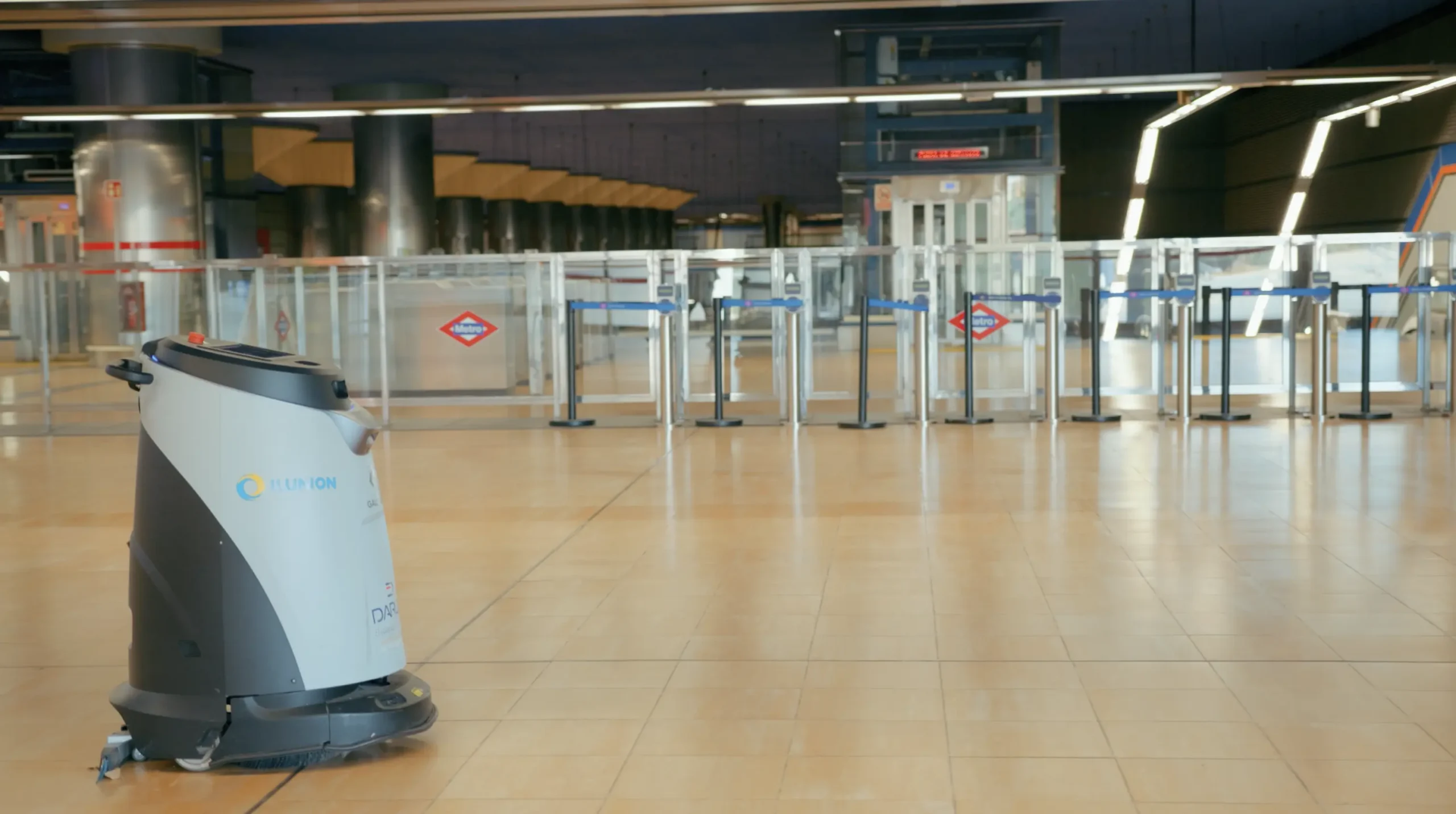 Autonome reinigingsrobot in metrostation Madrid