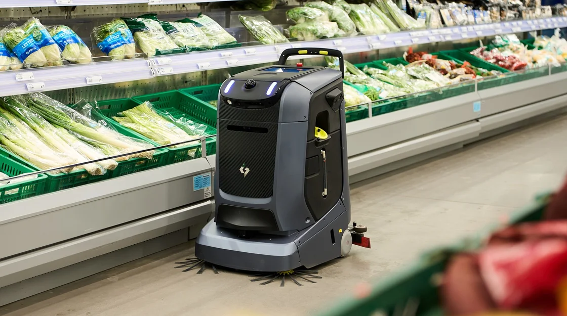 Gausium Mira veegt en schrobt in een supermarkt